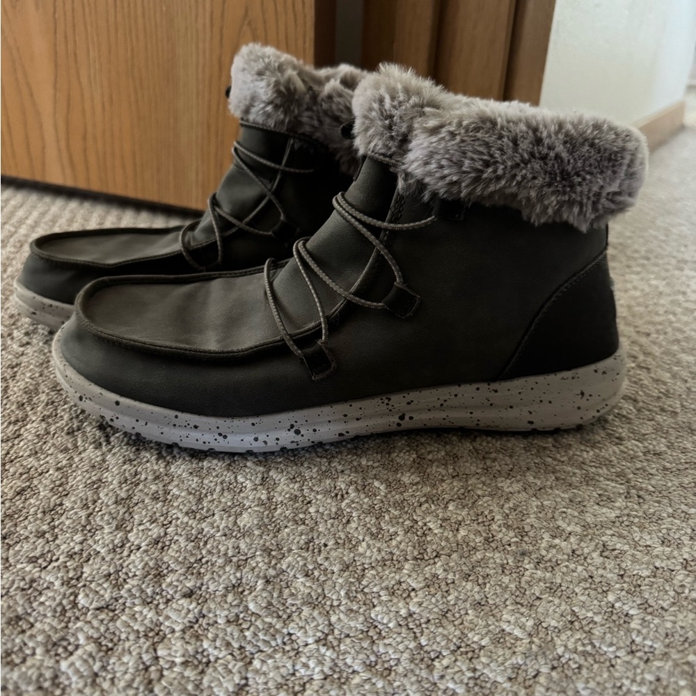 Hey Dude Women's Gray Faux Fur Lined Boots